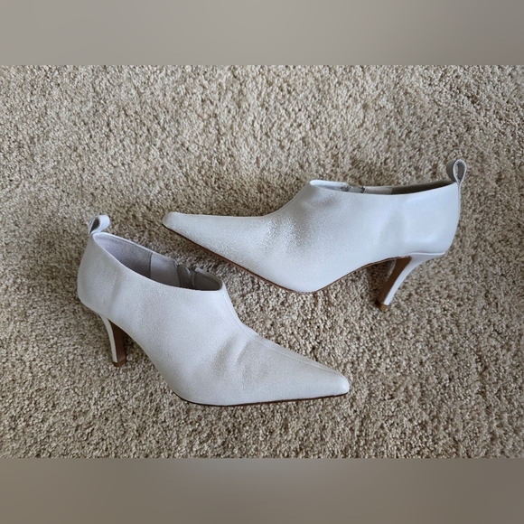 RAYE Shoes - Raye women's white leather heels pointed toe low booties side zip sz 7